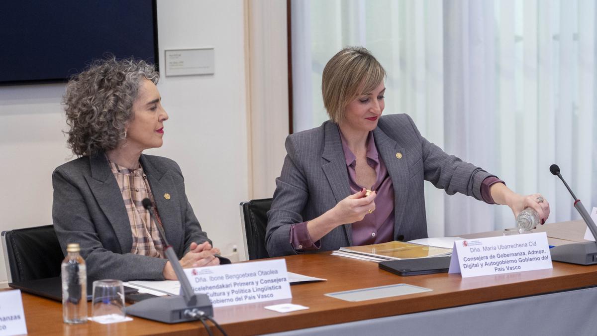 La portavoz del Gobierno vasco, María Ubarretxena, y la consejera de Política Lingüística y vicelehendakari 1ª, Ibone Bengoetxea, durante un acto político