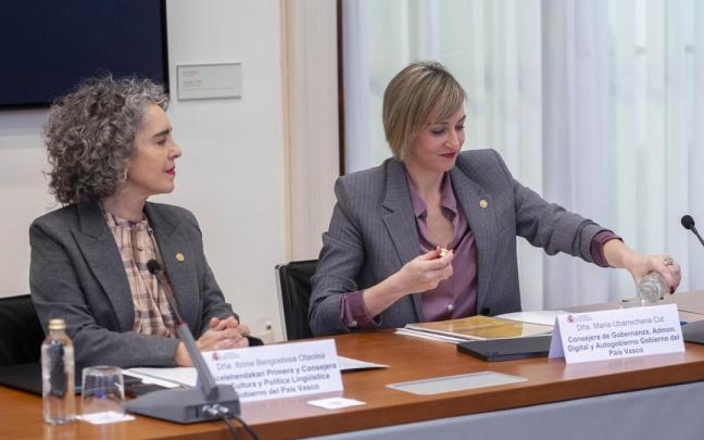 La portavoz del Gobierno vasco, María Ubarretxena, y la consejera de Política Lingüística y vicelehendakari 1ª, Ibone Bengoetxea, durante un acto político