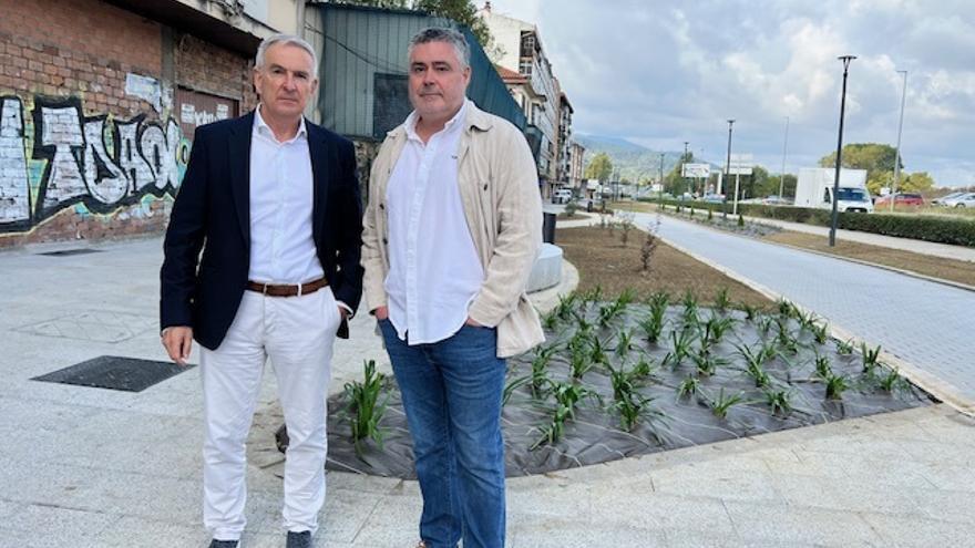 Ángel Basabe, arquitecto municipal junto al alcalde e Iurreta, Oskar Koka