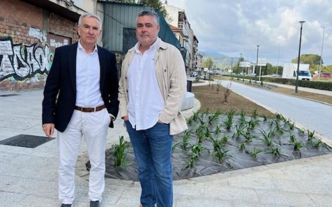 Ángel Basabe, arquitecto municipal junto al alcalde e Iurreta, Oskar Koka