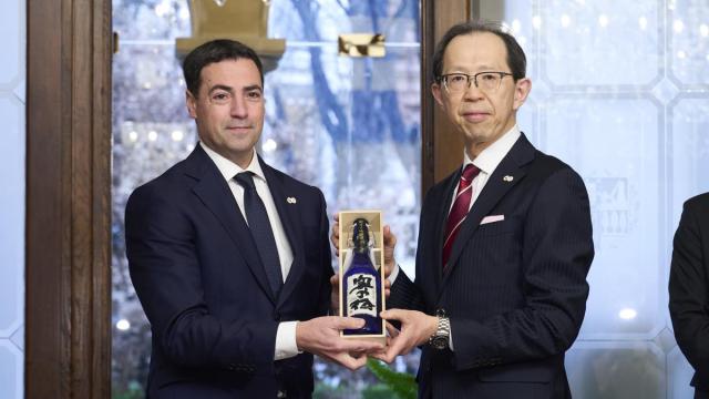 El lehendakari, Imanol Pradales, con el gobernador de Fukushima, Masao Uchibori, quien le ofreció una botella de sake