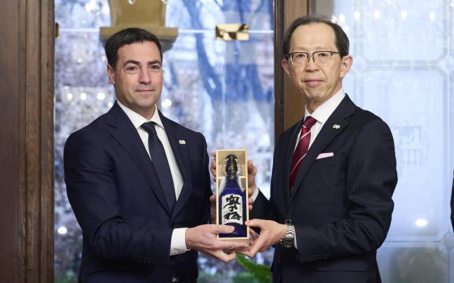El lehendakari, Imanol Pradales, con el gobernador de Fukushima, Masao Uchibori, quien le ofreció una botella de sake