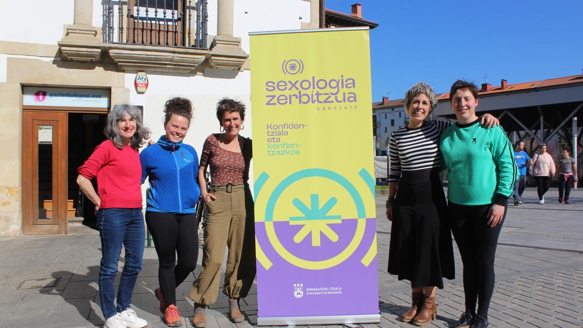 Blanka Jauregi (responsable técnica del área de Juventud), María Osés (MIAU), Amets Beltran de Guevara (Emakume Txokoa), la sexóloga Miren López de Arregi y la edil Gladys Fernández