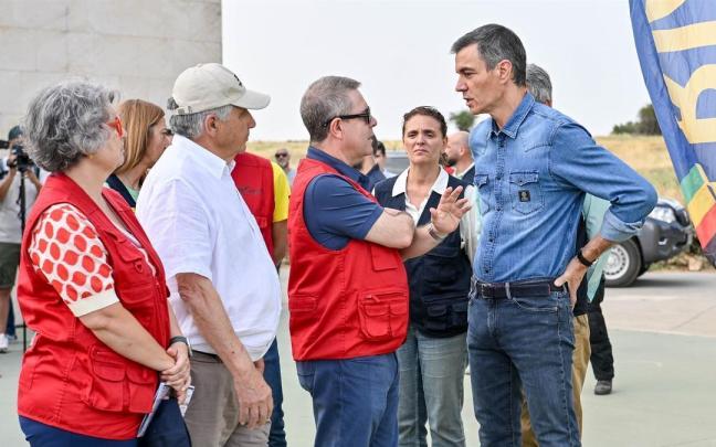 Sánchez y Page visitan el Puesto de Mando Avanzado en Tamajón (Guadalajara) por el incendio de La Mierla.
