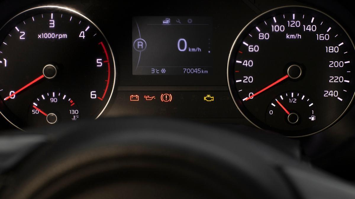 El cuadro de instrumentos de un coche detenido.