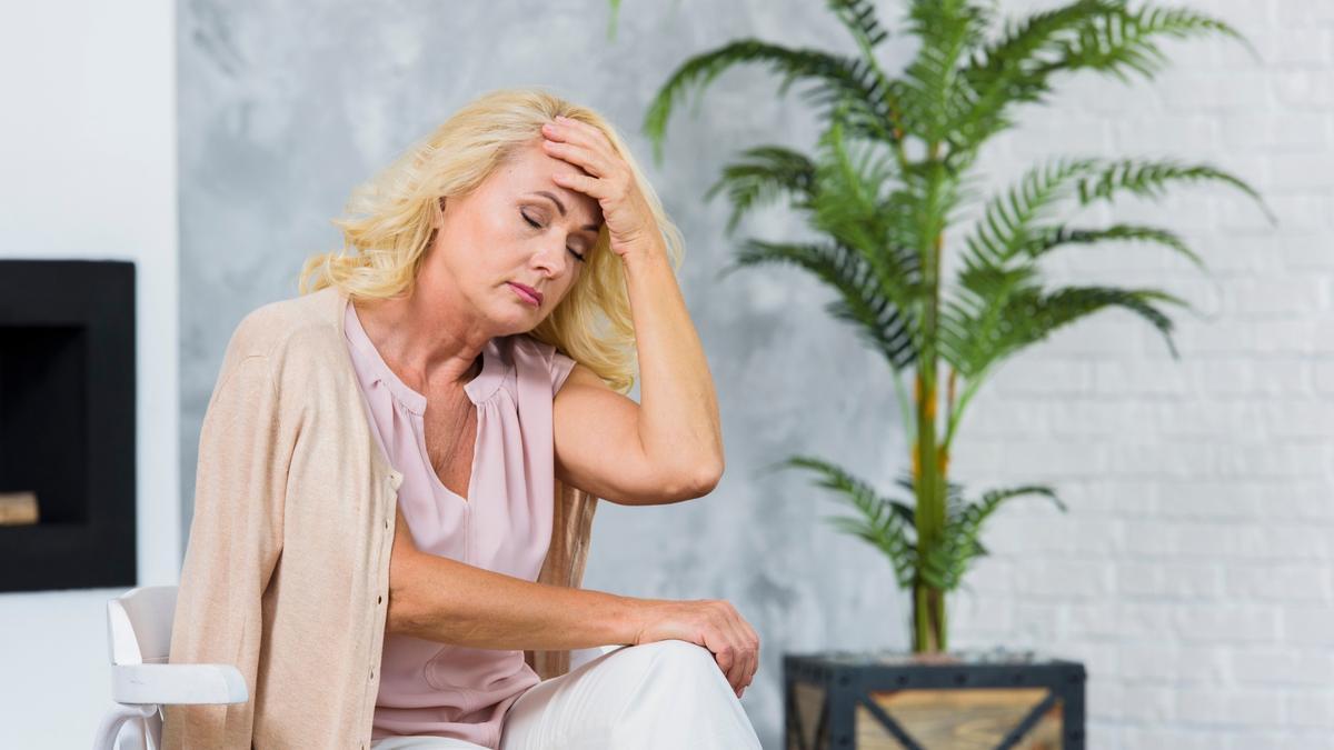 Una mujer presenta sofocos, uno de los síntomas de la menopausia