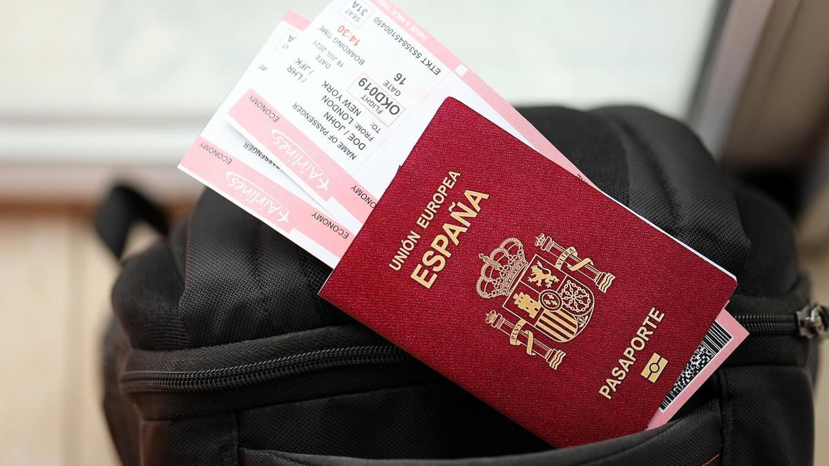 Billetes de avión metidos dentro de un pasaporte.