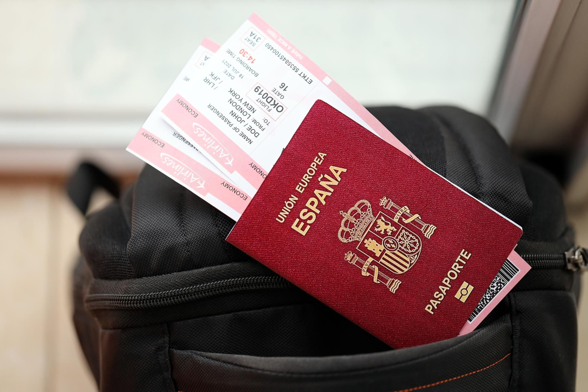 Billetes de avión metidos dentro de un pasaporte.