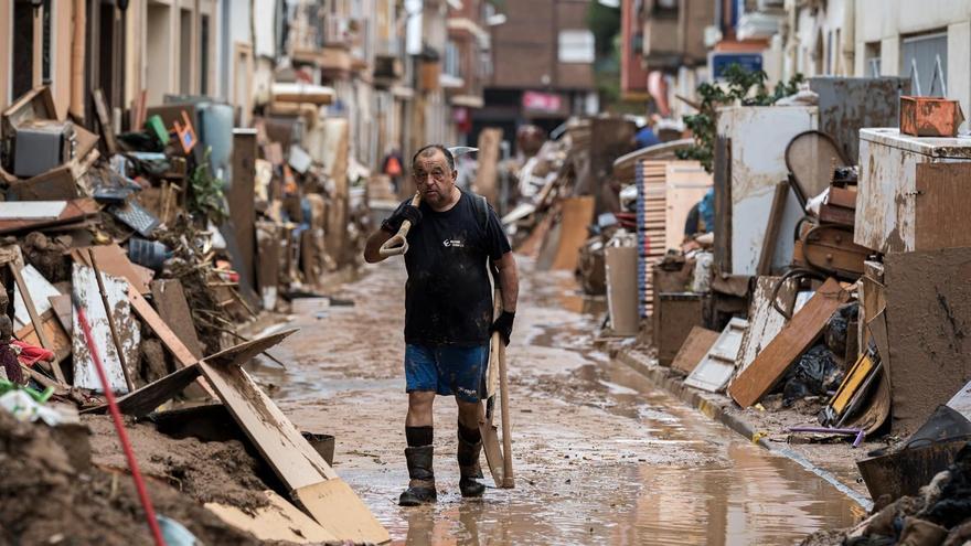 Un hombre desolado participa de la limpieza de los desperfectos ocasionados DANA, Paiporta.