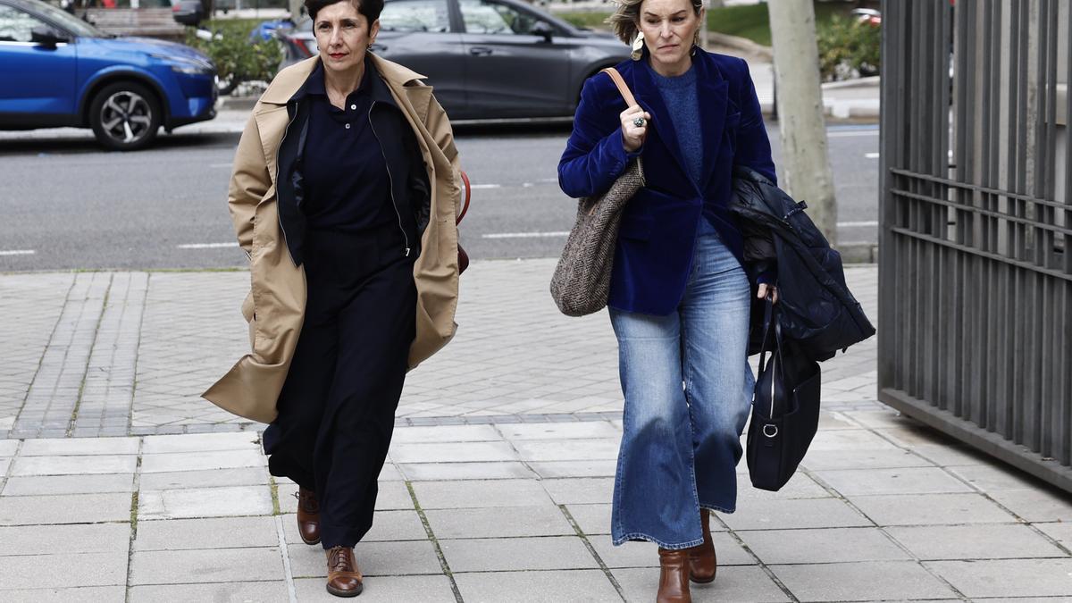 La portavoz del PNV en el Congreso, Maribel Vaquero, y la diputada jeltzale Idoia Sagastizabal, llegando ayer al Ministerio de Economía