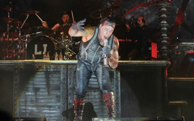 Lidenmann, líder Rammstein durante una actuación. Detrás, el batería Christoph Schneider.