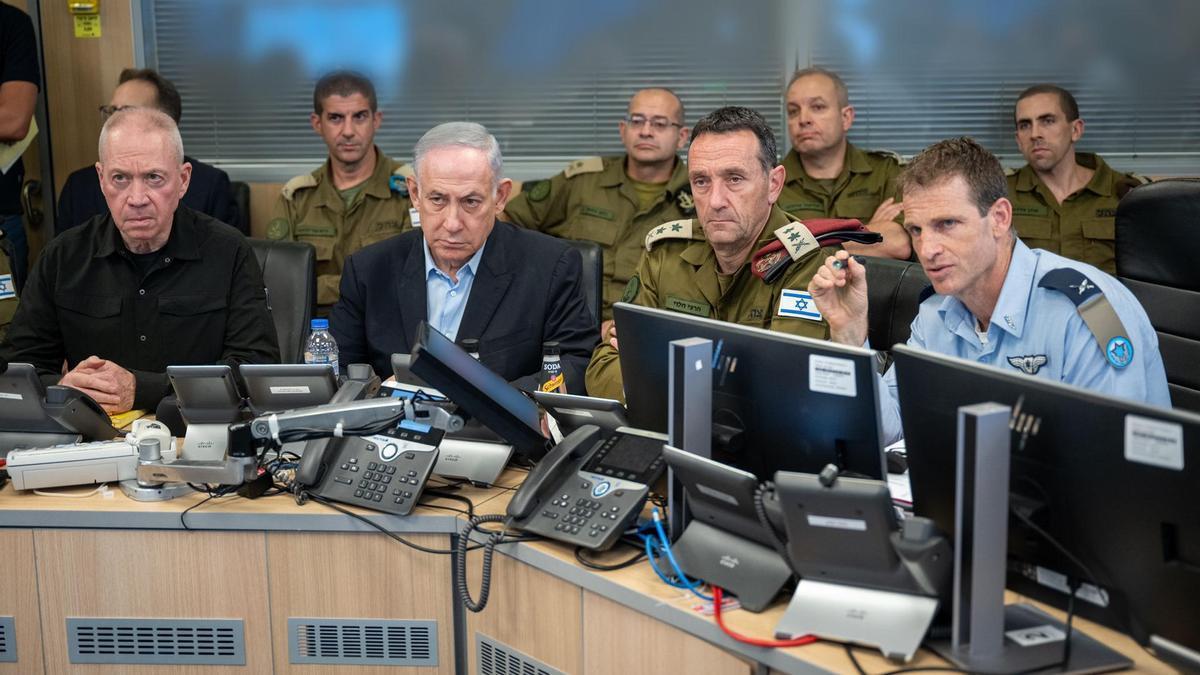 El primer ministro israelí, Benjamín Netanyahu (2i), el jefe del Estado Mayor, Herzi Halevi (2d), y el ministro de Defensa israelí, Yoav Gallant (izda), siguen la operación del ataque