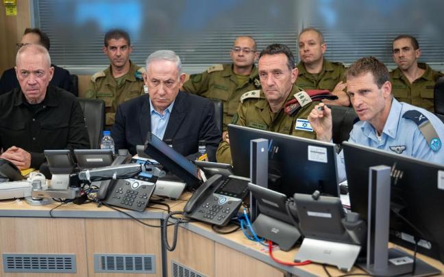 El primer ministro israelí, Benjamín Netanyahu (2i), el jefe del Estado Mayor, Herzi Halevi (2d), y el ministro de Defensa israelí, Yoav Gallant (izda), siguen la operación del ataque