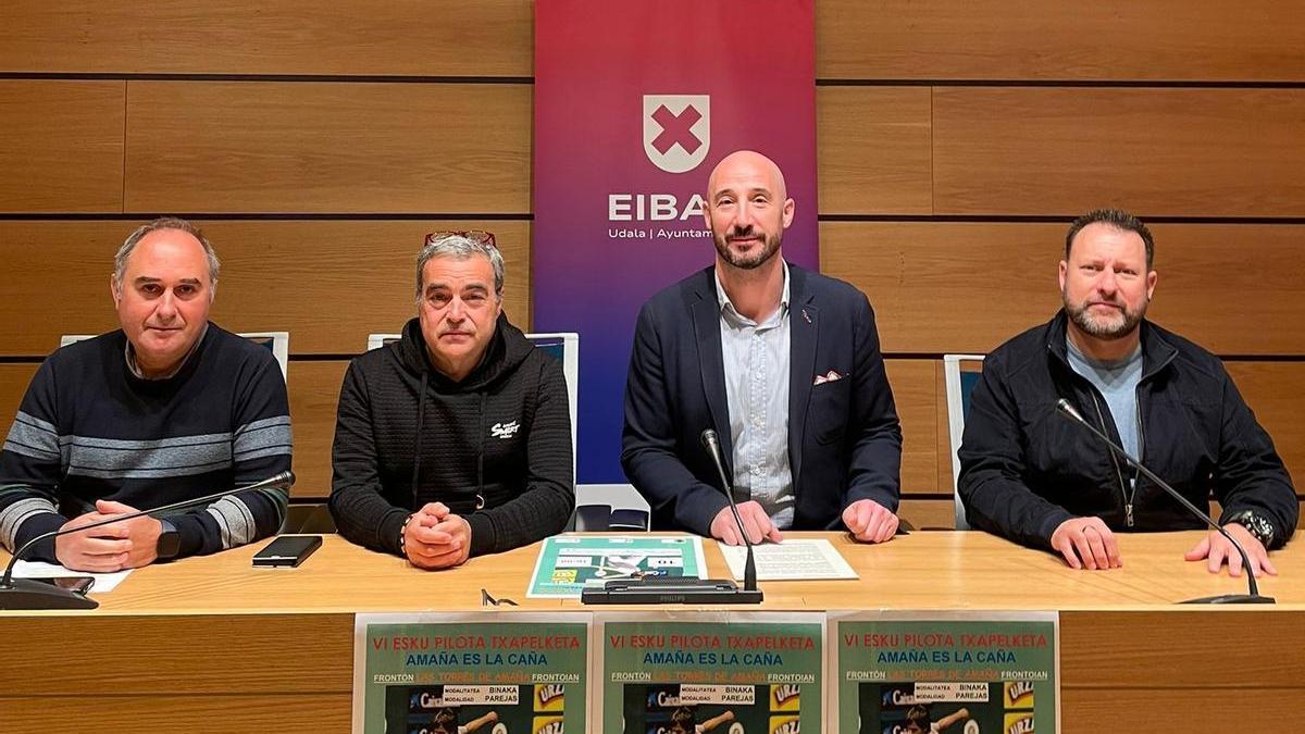 Representantes del Ayuntamiento de Eibar y la asociación 'Amaña es la Caña'