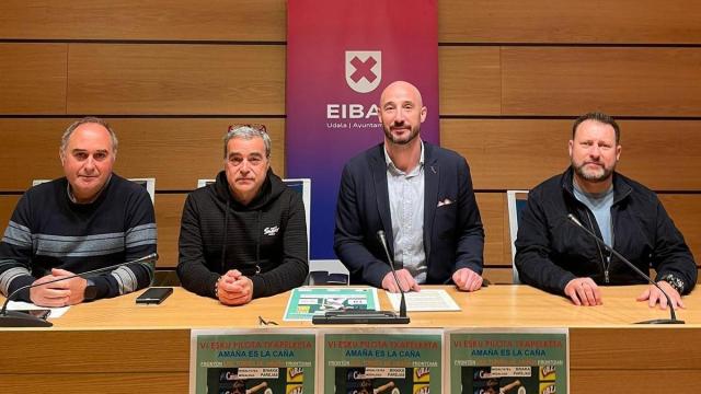 Representantes del Ayuntamiento de Eibar y la asociación 'Amaña es la Caña' / Udala Representantes del Ayuntamiento de Eibar y la asociación 'Amaña es la Caña'