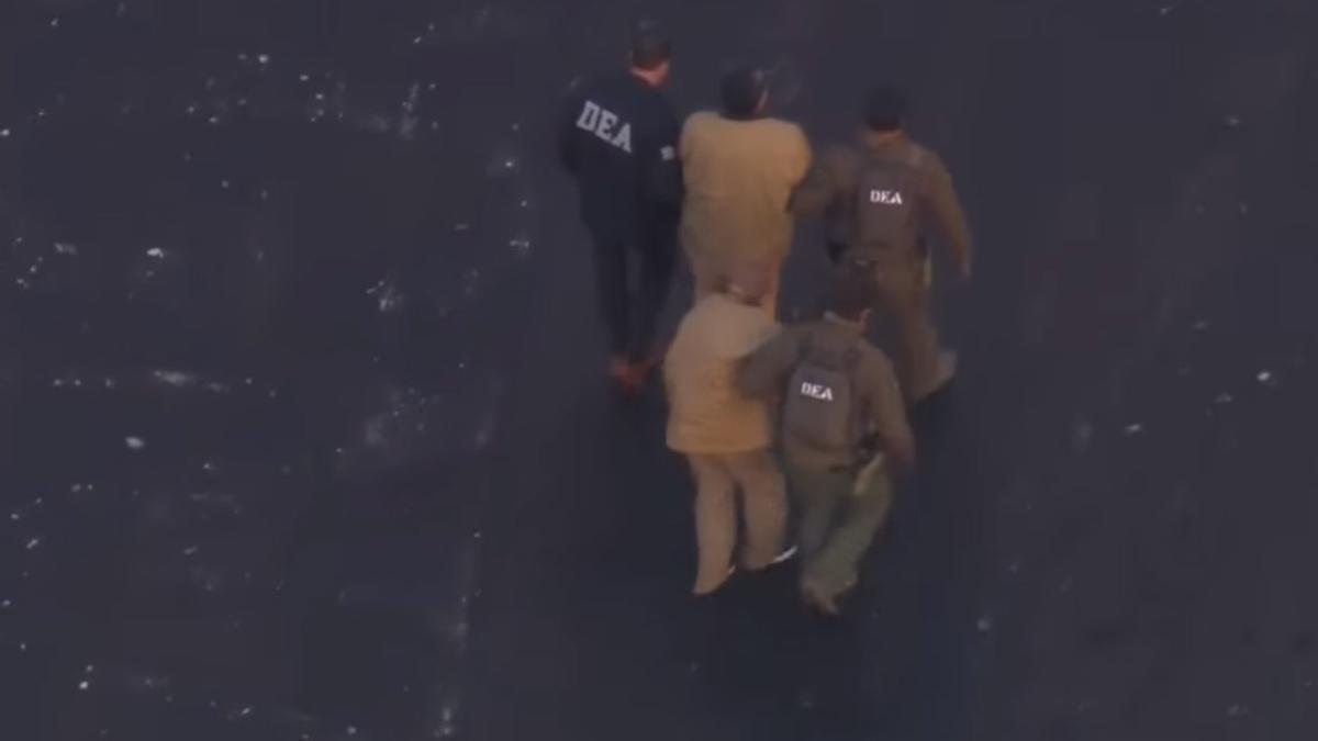 Agentes de la DEA escoltan a Nicolás Maduro y a su mujer durante su traslado al juzgado.