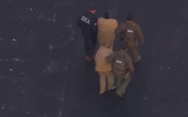 Agentes de la DEA escoltan a Nicolás Maduro y a su mujer durante su traslado al juzgado.