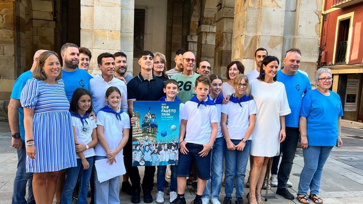 Endika Madinabeitia posa con el cartel ganador