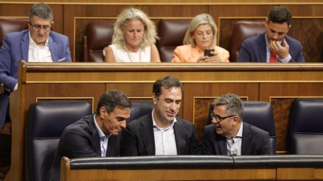 Pedro Sánchez, Carlos Cuerpo y Félix Bolaños, durante el pleno en el Congreso.
