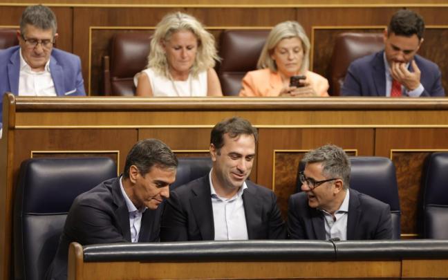 Pedro Sánchez, Carlos Cuerpo y Félix Bolaños, durante el pleno en el Congreso.