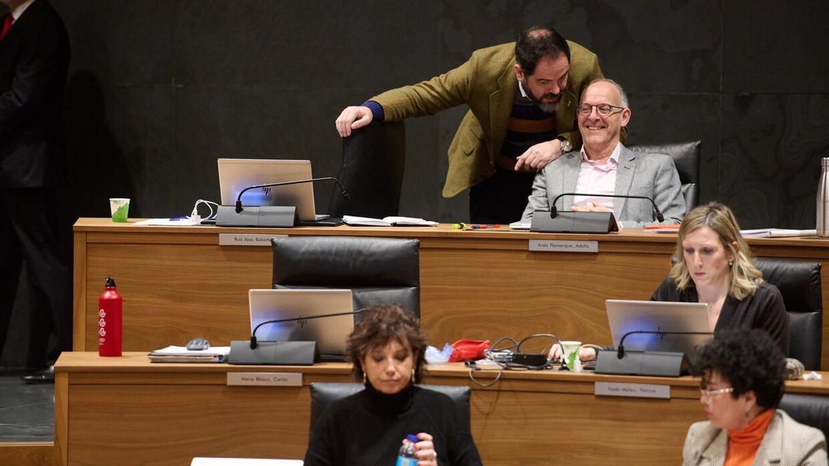 Ramón Alzórriz (PSN) y Adolfo Araiz (EH Bildu) conversan durante el pleno del pasado jueves.