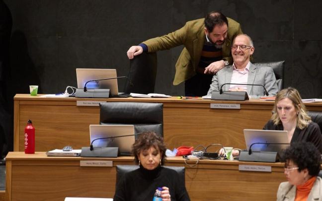 Ramón Alzórriz (PSN) y Adolfo Araiz (EH Bildu) conversan durante el pleno del pasado jueves. Ramón Alzórriz (PSN) y Adolfo Araiz (EH Bildu) conversan durante el pleno del pasado jueves.