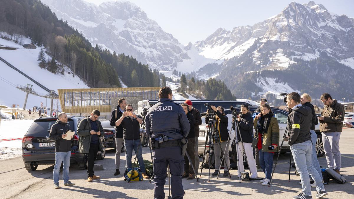 El comandante adjunto de la Policía de Nidwalden, Senad Sakic, comparece desde el lugar del accidente.