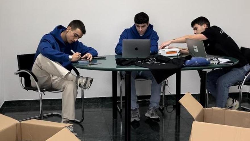 Martín, Daniel y Álvaro en el proceso de diseño y producción de prendas