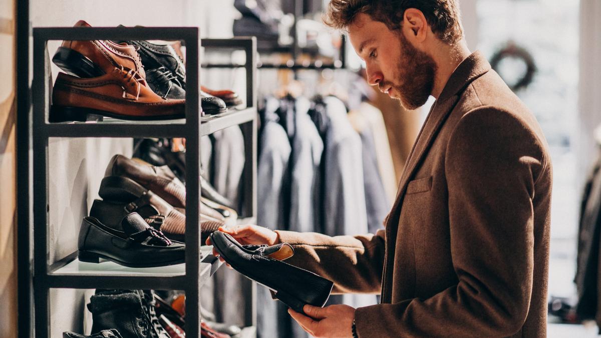 Hombre eligiendo zapatillas