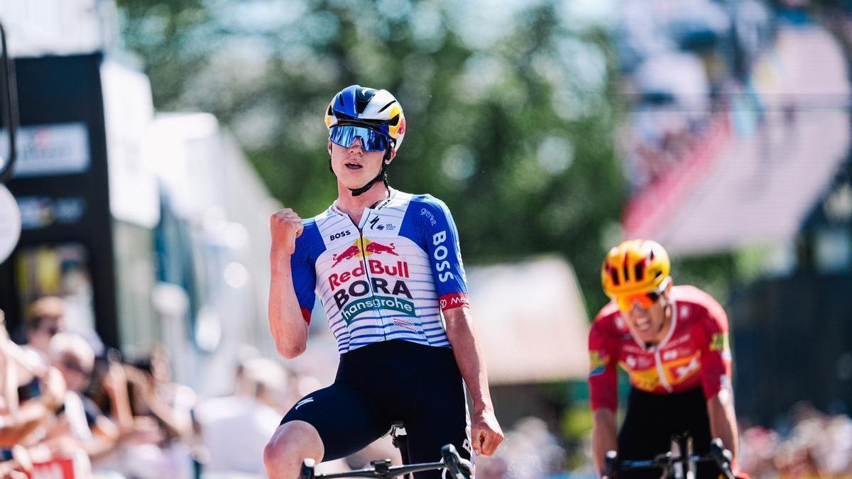 Van Gils festeja la victoria por delante de Johannessen.