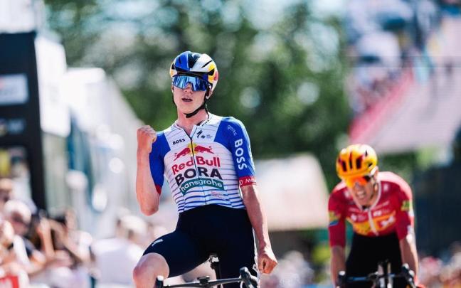 Van Gils festeja la victoria por delante de Johannessen.