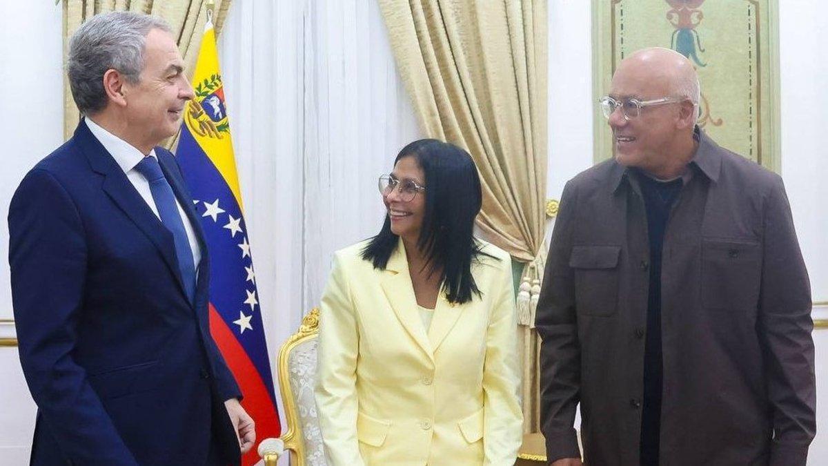 José Luis Rodríguez Zapatero, Delcy Rodríguez y Jorge Rodríguez en el Palacio de Miraflores de Caracas
