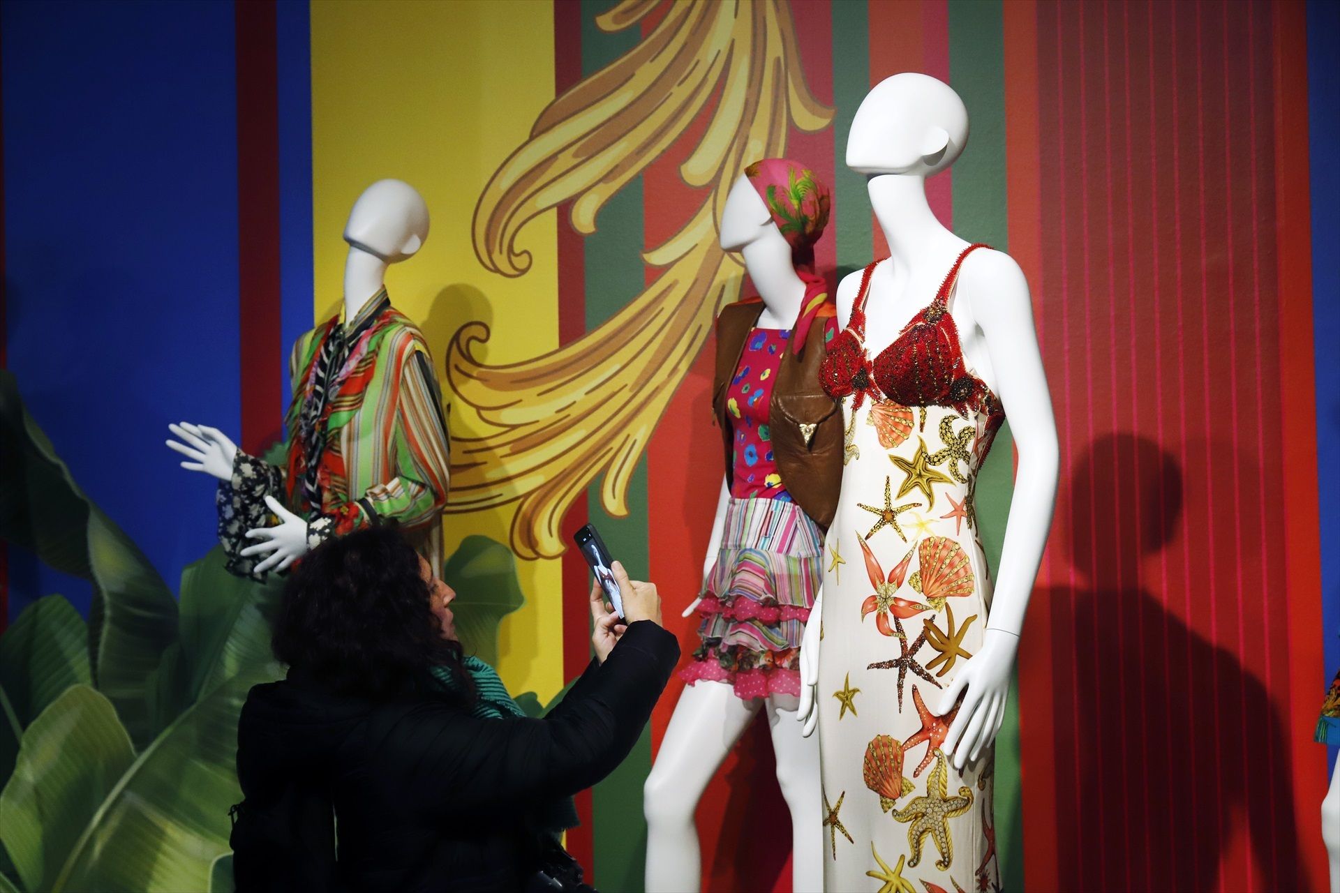 Prendas diseñadas por Gianni Versace en una foto de archivo.