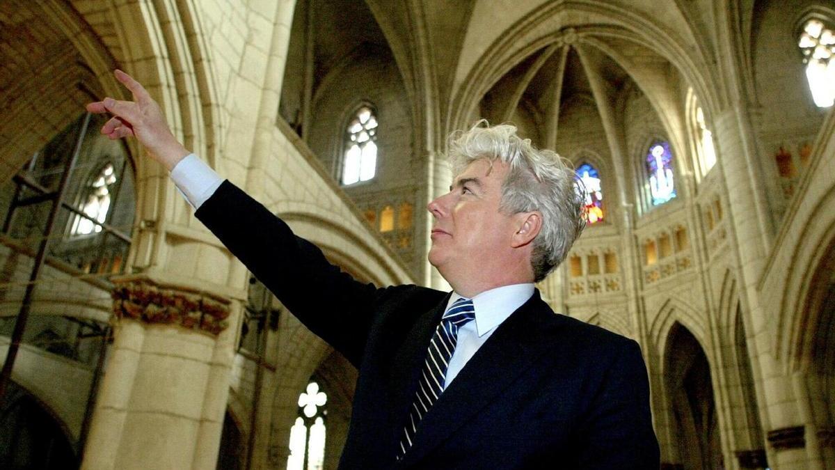 El escritor británico Ken Follett, autor de la novela "Los Pilares de la Tierra", visitado la Catedral de Santa María a Gasteiz.