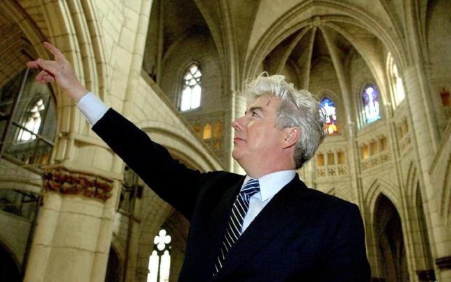 El escritor británico Ken Follett, autor de la novela "Los Pilares de la Tierra", visitado la Catedral de Santa María a Gasteiz.