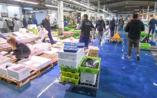 Varios mayoristas de pescado exponen su mercancía en las dependencias de Mercabilbao.