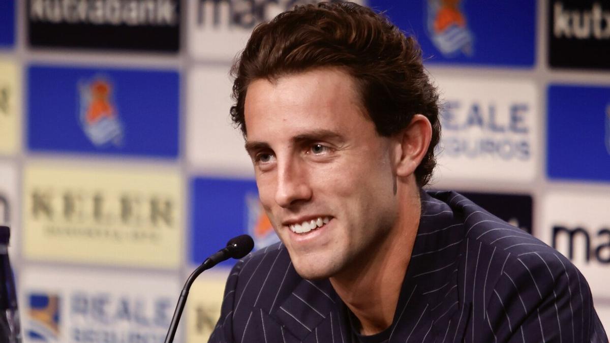 Álvaro Odriozola durante su presentación como nuevo jugador de la Real. / JAVIER COLMENERO
