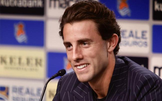 Álvaro Odriozola durante su presentación como nuevo jugador de la Real. / JAVIER COLMENERO