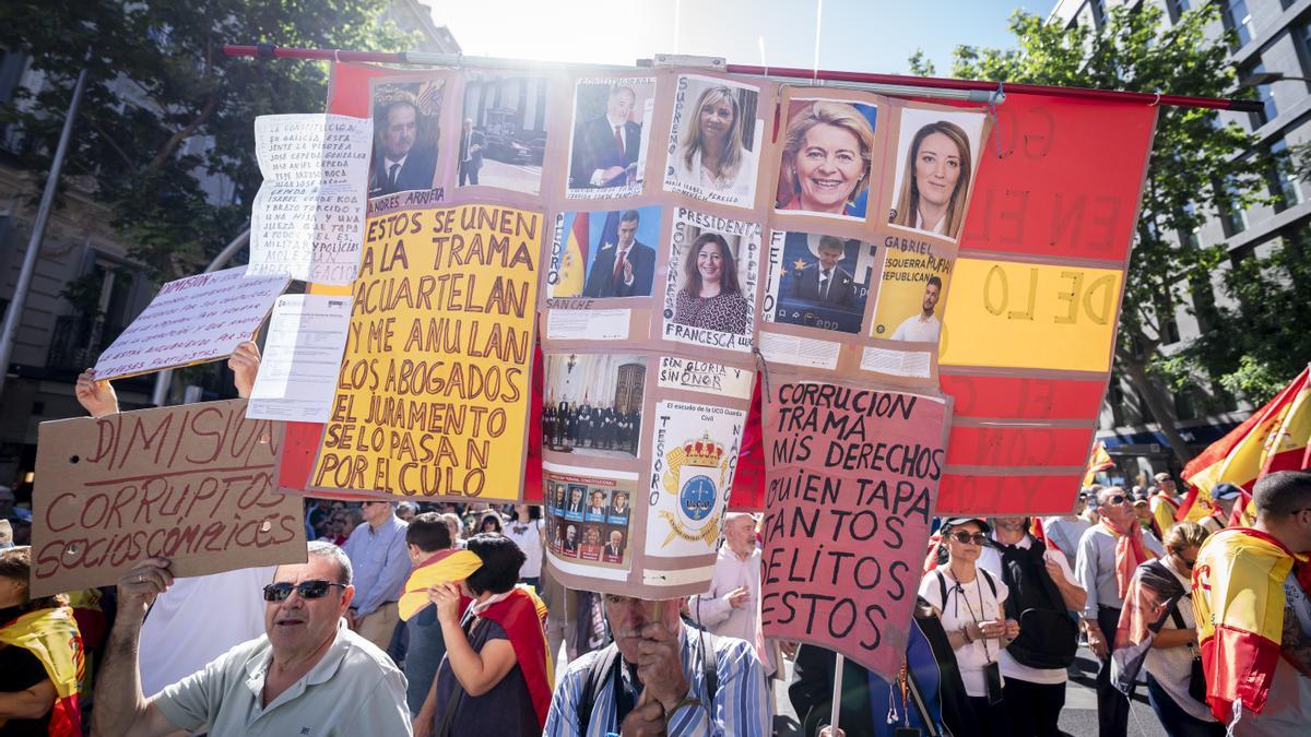 Numerosas personas marchan durante la manifestación para exigir la dimisión de Pedro Sánchez.