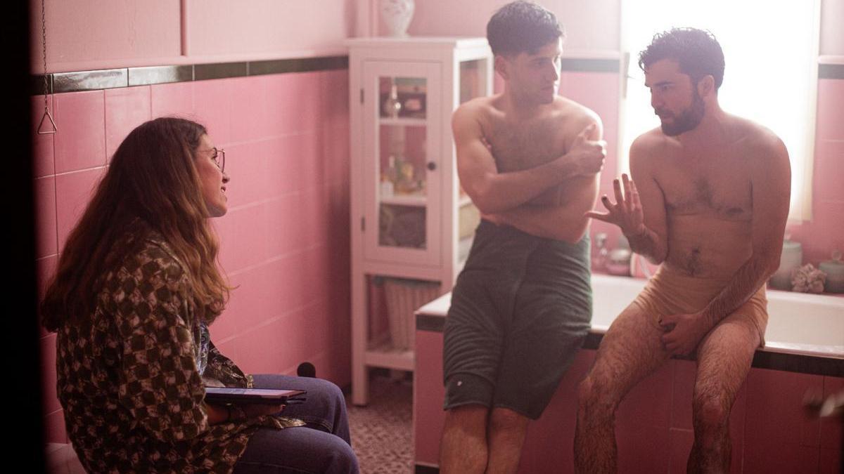La directora Jone Arriola durante el rodaje del cortometraje 'Dena asmatuta dago'