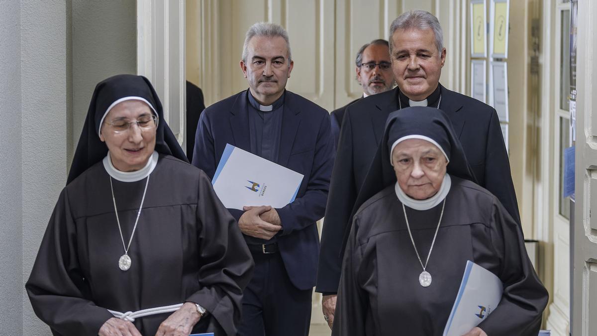 El arzobispo de Burgos, Mario Iceta, junto a las responsables de las orden de las Clarisas.