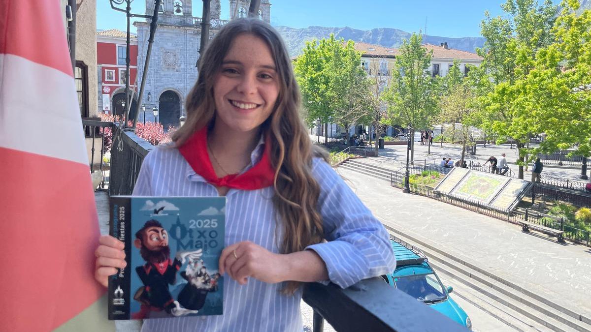 Uxue Mendibil, concejala de Cultura de Orduña, en el balcón del Ayuntamiento que este viernes acogerá el lanzamiento del txupinazo de Otxomaio