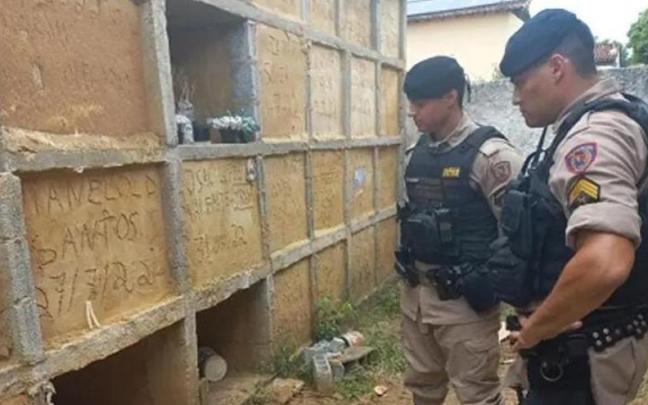 Los agentes en el lugar en el que fue sepultada la mujer.