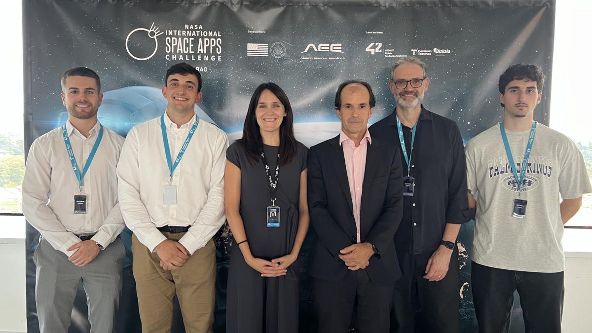 Gorka Alonso, mentor del 'hackathon'; Rubén Concejo, 'local lead' NASA SpaceApps Bilbao Challenge 2025; Estibaliz León, directora de 42 Urduliz Bizkaia, y Joseba Mariezkurrena, director general de Emprendimiento, Talento y Competitividad Empresarial en DFB; Juan Carlos Cordón y Jorge Concejo, mentores del 'hackathon'