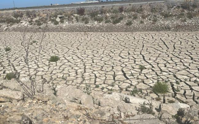 Un canal de riego seco por falta de agua en Sevilla. Un canal de riego seco por falta de agua en Sevilla.