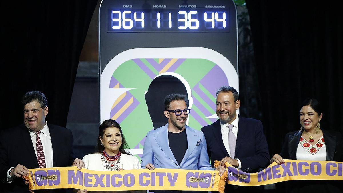 Las autoridades, tras conseguir inaugurar el reloj.