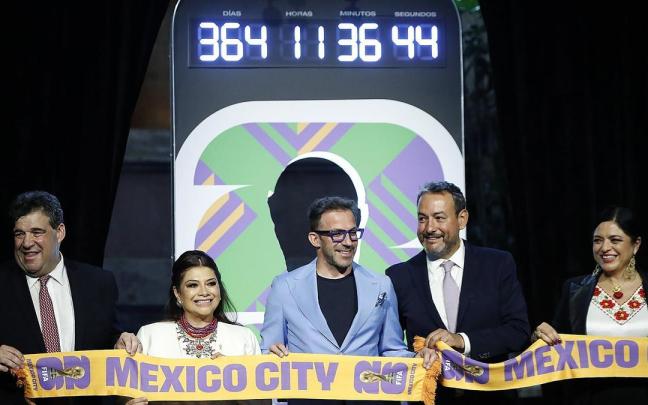 Las autoridades, tras conseguir inaugurar el reloj. / Efe Las autoridades, tras conseguir inaugurar el reloj.