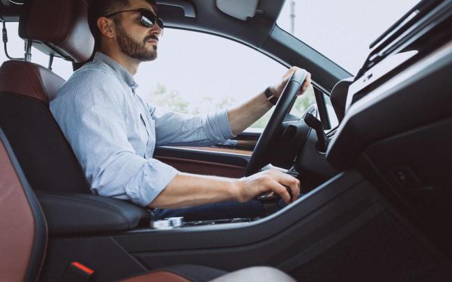 Un conductor al volante de su automóvil. Un conductor al volante de su automóvil.