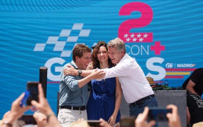 Ayuso se funde en un abrazo con Feijóo y Martínez-Almeida durante el acto celebrado en Madrid. / E.P. Ayuso se funde en un abrazo con Feijóo y Martínez-Almeida durante el acto celebrado en Madrid.