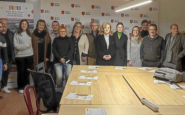 Miembros locales de la Red Nacional de Pueblos Acogedores, ayer en el ‘coworking’ La Gatera de Allo. Miembros locales de la Red Nacional de Pueblos Acogedores, ayer en el ‘coworking’ La Gatera de Allo.